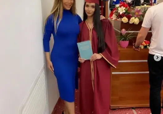 Бони прелива от гордост: Щерка й се дипломира (Фото)