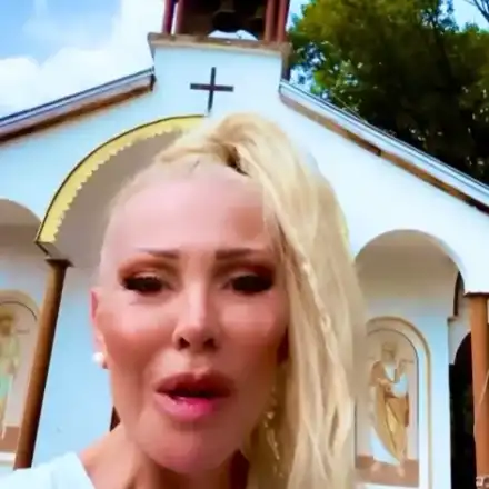 Целуват ръка на Луна в манастир