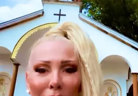 Целуват ръка на Луна в манастир