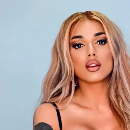 Диона пъчи новите си бомби в Турция (ФОТО)