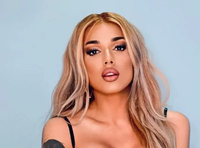 Диона пъчи новите си бомби в Турция (ФОТО)