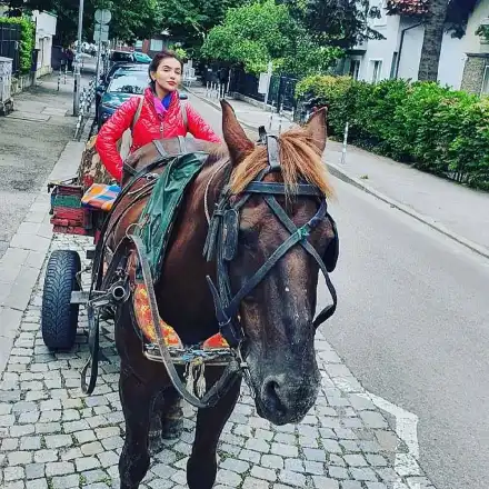 Елен Колева подкара каруца: За истинската аристократка превозното средство не е от значение!