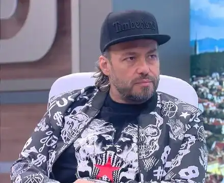 Енергото разкопа чисто новия тротоар на Люси Иларионов (Режисьорът и съседите му се бръкнали 12 бона за плочки, от ЧЕЗ ги разбили и захвърлили пред градинката)