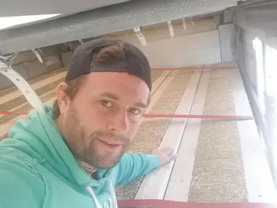 Фахрадин Фахрадинов  заживя в сламена къща, измазана с  глина и кравешка тор