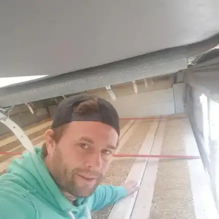 Фахрадин Фахрадинов  заживя в сламена къща, измазана с  глина и кравешка тор