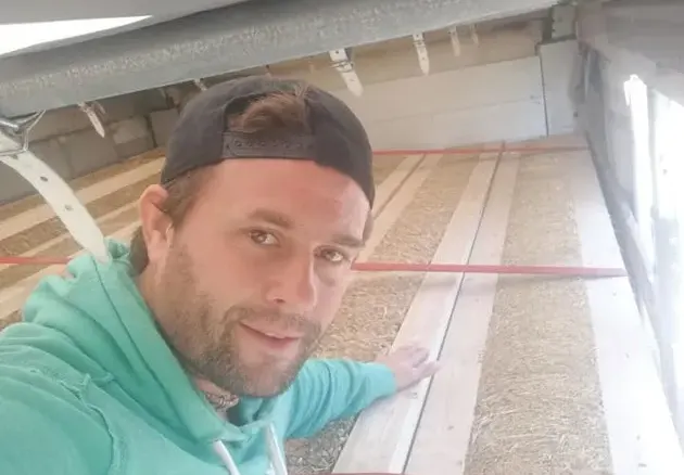 Фахрадин Фахрадинов  заживя в сламена къща, измазана с  глина и кравешка тор
