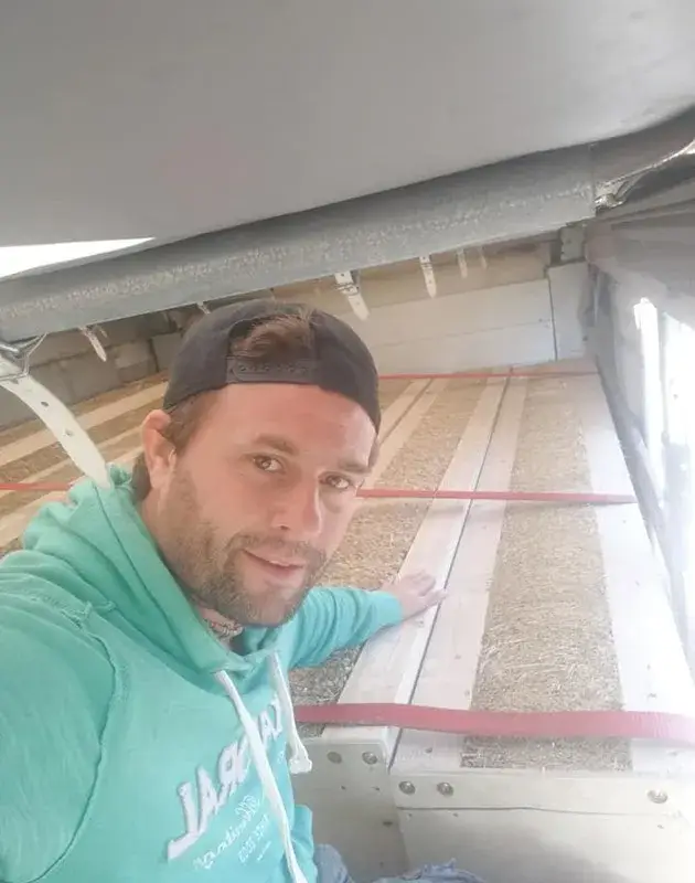 Фахрадин Фахрадинов  заживя в сламена къща, измазана с  глина и кравешка тор