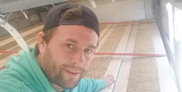 Фахрадин Фахрадинов  заживя в сламена къща, измазана с  глина и кравешка тор