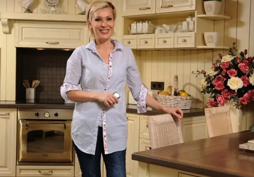 Гала си взе слугиня да й върши къщнара работа