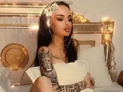 КРАЯТ! Никой не се сеща за Сузанита, пишман певицата разпродава дрехите си, за да живее