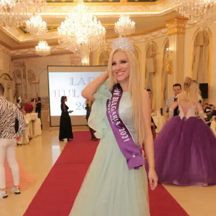 Лейди България 2021 Александрина Йорданова помага в развитието на млади дами (Снимки)