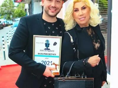 Лорд Евгени Минчев след „Певец на годината“: Кацарова с чанта, Велчев с маргарити в очите, Халваджиян и Пенкова- един уютен моден дует и още  СНИМКИ