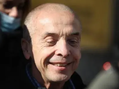 Машина: Доц. Мангъров се хвали с ново гадже