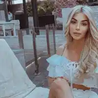 Мегз си спретна щуро парти на яхта в Дубай