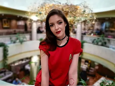 Моделката  Глория Петкова пилотирала самолет на три бутилки шампанско