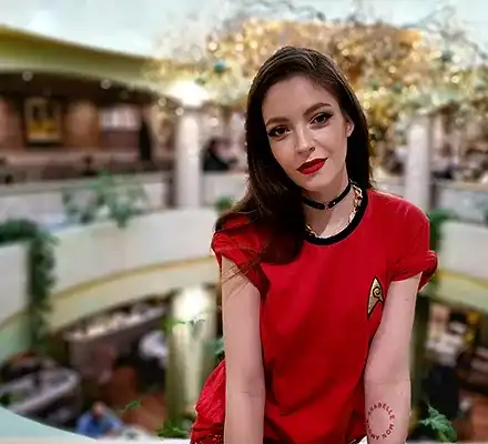 Моделката  Глория Петкова пилотирала самолет на три бутилки шампанско