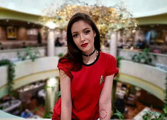 Моделката  Глория Петкова пилотирала самолет на три бутилки шампанско