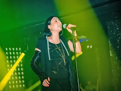 Модерна и в болката си: Софка пее на Слънчака с бутикова шина (Снимки)