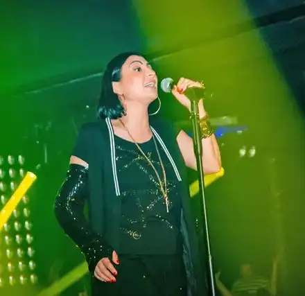 Модерна и в болката си: Софка пее на Слънчака с бутикова шина (Снимки)