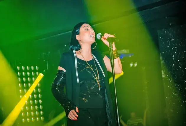 Модерна и в болката си: Софка пее на Слънчака с бутикова шина (Снимки)