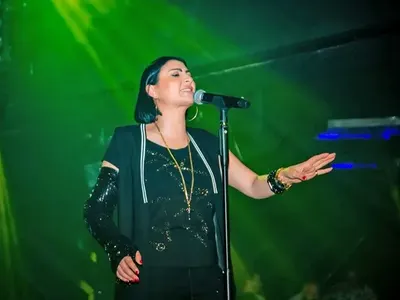 Модерна и в болката си: Софка пее на Слънчака с бутикова шина (Снимки)