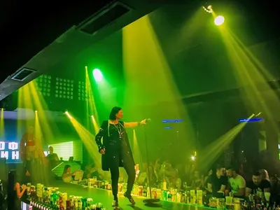 Модерна и в болката си: Софка пее на Слънчака с бутикова шина (Снимки)