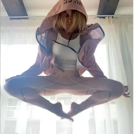 Невероятно! Галя от „Сатен“ медитира във въздуха!