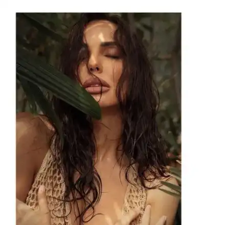 Николета Лозанова се разхожда без дрехи на Сейшелите (СНИМКИ в галерията)