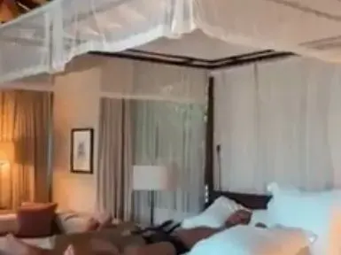 Николета Лозанова се разхожда без дрехи на Сейшелите (СНИМКИ в галерията)