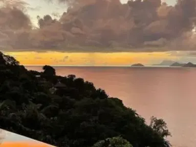 Николета Лозанова се разхожда без дрехи на Сейшелите (СНИМКИ в галерията)