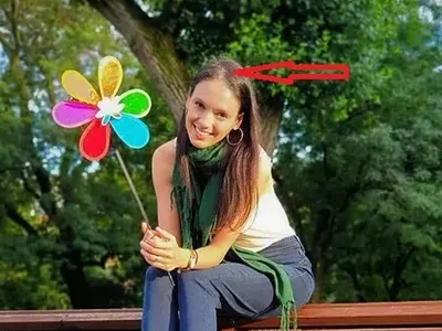 Опада косата на Луиза Григорова (Aктрисата се снима с перука във филма „Игра на доверие”)