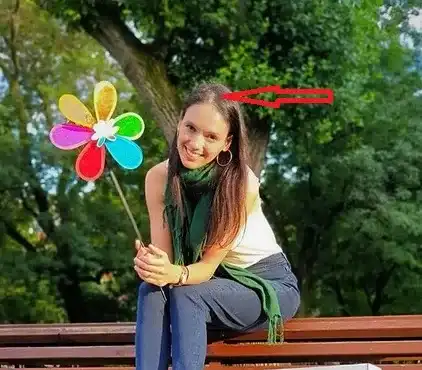 Опада косата на Луиза Григорова (Aктрисата се снима с перука във филма „Игра на доверие”)