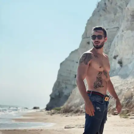 Папи Ханс припадна от болка по време на татуиране