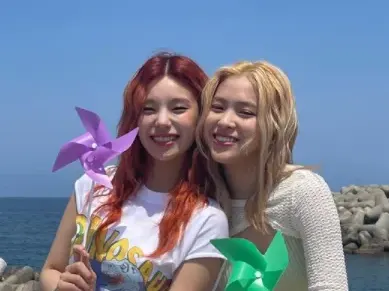 Пазете се: Двойка корейски последователки на Сафо запалиха Варна -  ръмжат, крещят и крадат в чест на Прайда!