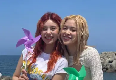 Пазете се: Двойка корейски последователки на Сафо запалиха Варна -  ръмжат, крещят и крадат в чест на Прайда!