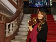 Петя Дикова се дипломира цели 10 години след като спря да учи