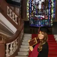 Петя Дикова се дипломира цели 10 години след като спря да учи