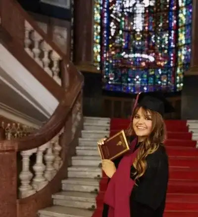 Петя Дикова се дипломира цели 10 години след като спря да учи