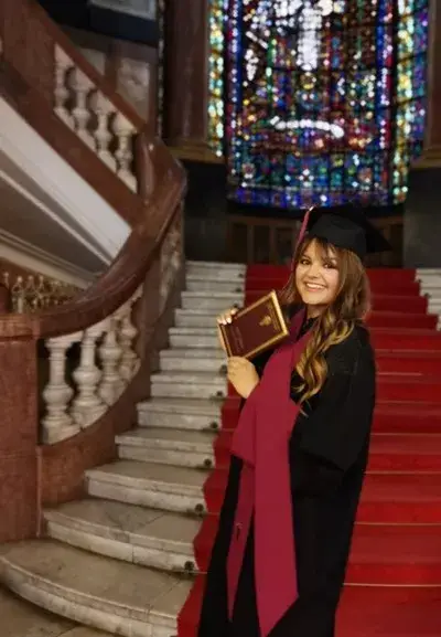 Петя Дикова се дипломира цели 10 години след като спря да учи