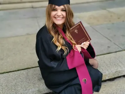Петя Дикова се дипломира! Вече е магистър след 3 години отлагане