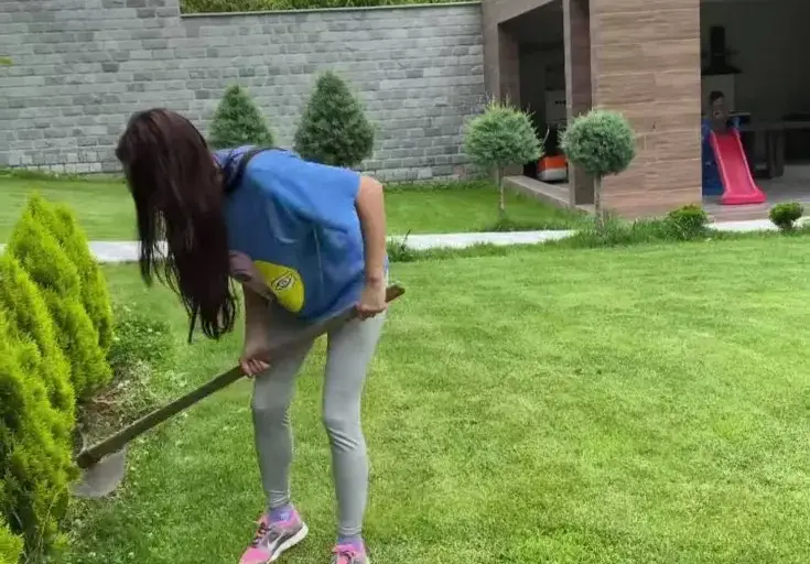 Преслава хвана мотиката (Фото)