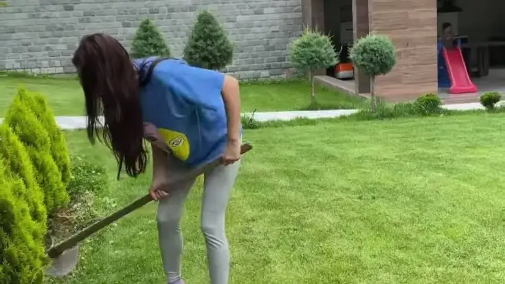 Преслава хвана мотиката (Фото)