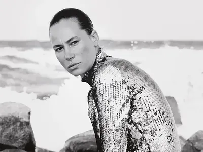 Провокация! Бившата на Камен Воденичаров показа изложба с каки без дрехи