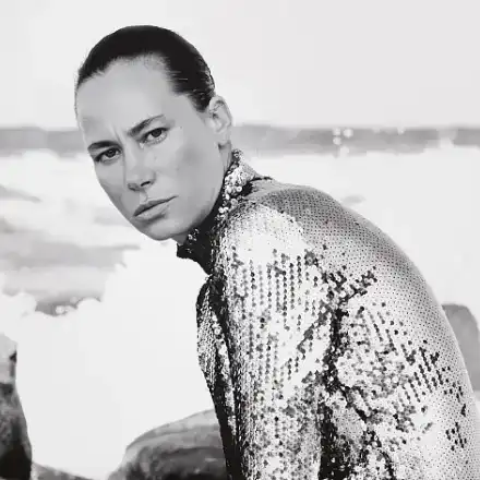 Провокация! Бившата на Камен Воденичаров показа изложба с каки без дрехи