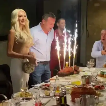 Рачков друса кючек с Анита (Гаджето на 48-годишния водещ духна 22 свещички)