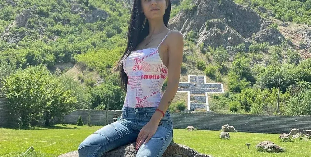 „Розовата“ актрисата Вели Отвертката на поклонение при Ванга