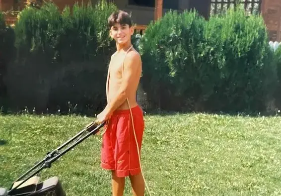 Сашо Кадиев мрази да коси моравата на майка си