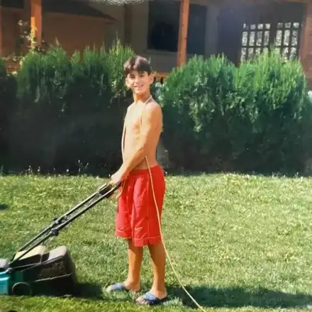 Сашо Кадиев мрази да коси моравата на майка си