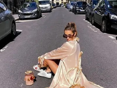 Щерката на Фатик се търкаля по улиците на Париж