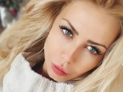 ЩРАК! Венета Харизанова гушка куче миньон! (Папарашки снимки)